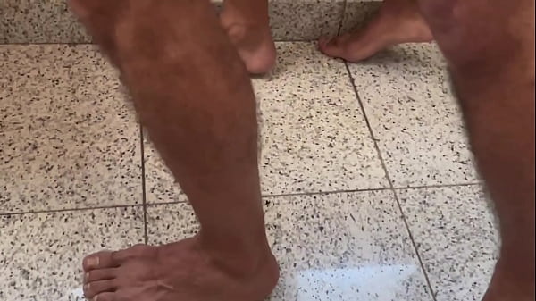 Image Motoboy carioca deu seu cuzinho a dois machos afim de ganhar uns tracados.