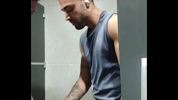 Image o cara ficou me olhando durante o treino, levei ele pro banheiro e coloquei para mamar