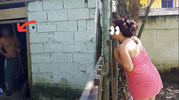 Image Chuveiro n&atilde_o funciona, mulher casada pede ajuda ao zelador da fazenda usando apenas uma toalha e paga com sexo