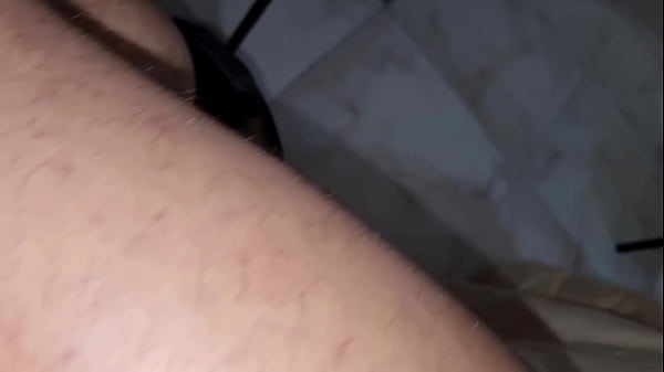 Image APRI LA BOCCA E BEVILA TUTTA | SBORRATA PAZZESCA E UN CAZZO ENORME - RAGAZZO SEXY ARRAPATO SI SEGA IN T-SHIRT