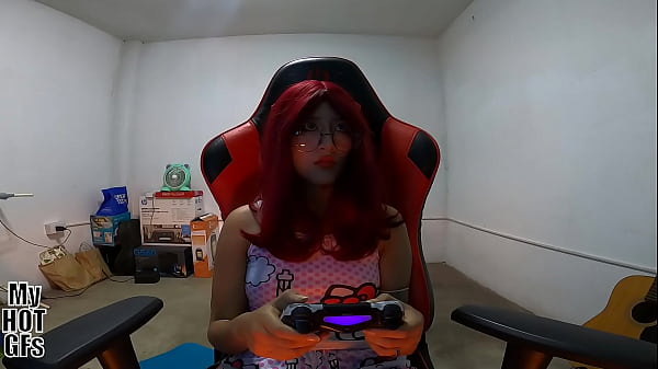 Image Jovencita jugar videojuegos y su novio juega con su co&ntilde_o