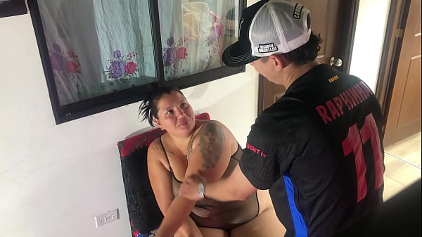 Image CAMARA CAPTA COMO MADRASTRA SE FOLLA AL HIJASTRO EN UN MUEBLE