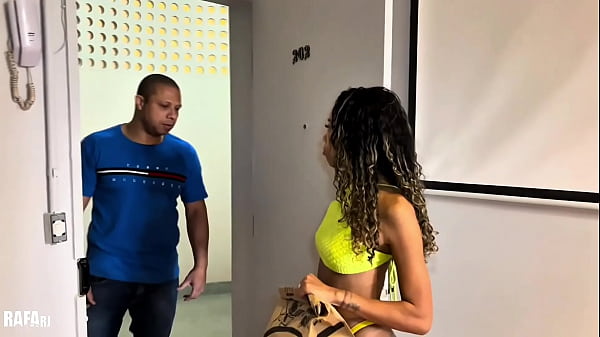 Image Magrinha puta deu o cu de gorjeta para entregador