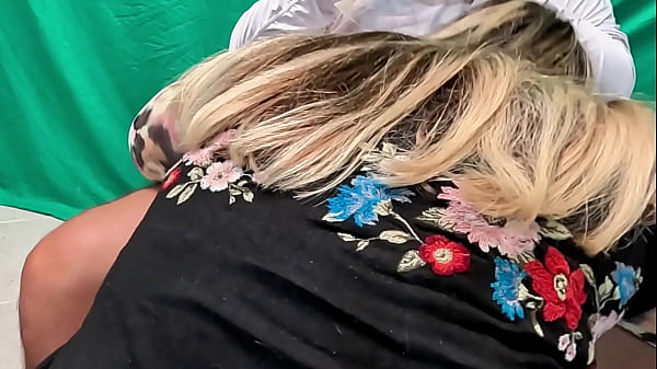 Image &iexcl_Esc&aacute_ndalo familiar! Mi suegra latina culona me seduce a escondidas de mi esposa. Mi suegra Milf es muy caliente