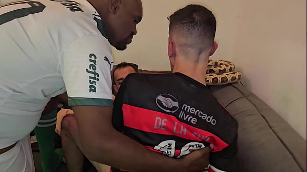 Image Essa partida de futebol acabou revelando o tes&atilde_o em homem que existe entre esses machos - FULL SHEER.COM
