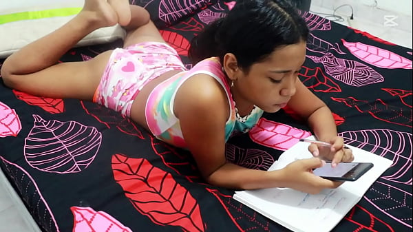 Image PORNO EN ESPANOL - mi hermosa hermanastra colombiana viene del colegio y quieres que le ayude con sus tareas del colegio y yo le dije que ya ayudo si me deja follarla me follo a una colegiala