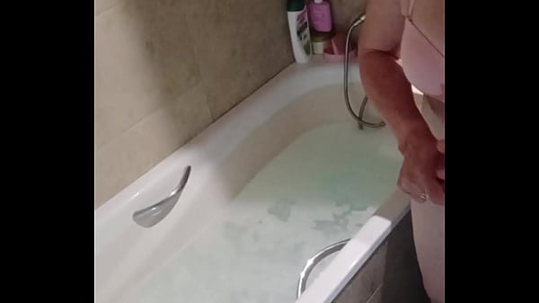 Image Encuentro a mi suegra desnuda cuando mi novia no est&aacute_ en casa y termino follandome a la mama de mi novia