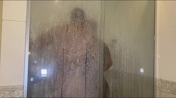 Image Vazou na net! Namorado tarado ajuda a novinha a se lavar no banho e enche ela de leite