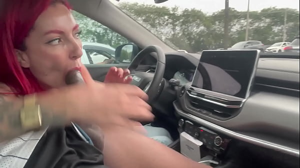 Image Ruiva Hotwife tirando porra do pau no transito, n&atilde_o desperdi&ccedil_ou uma gotinha