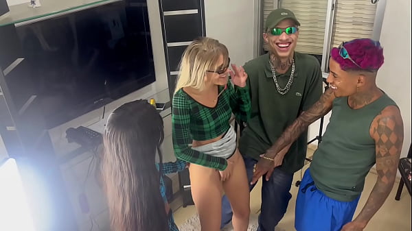 Image Novinhas fazendo trocas de casais pela primeira vez (v&iacute_deo completo no Share e no Red)