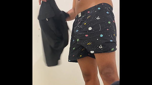 Image pauzudo trocando de roupa no provador