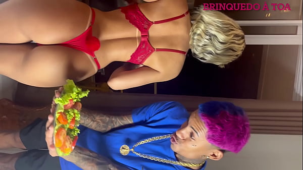 Image Que gostosa minha melhor amiga passando na minha frente de calcinha fio dental e jogando a bunda na minha cara e eu com a salada na m&atilde_o sem saber o que fazer (completo nox e no head)