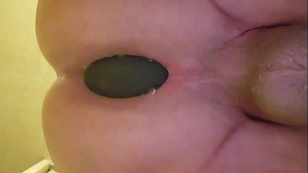 Image Un amateur se fait sodomiser avec un plug anal