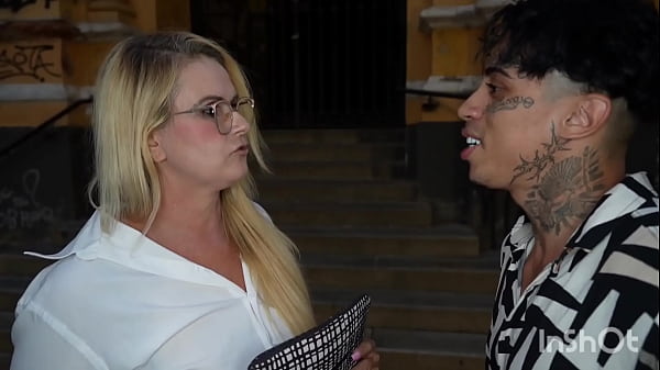 Image A pastora saindo da igreja foi abordada pelo um novinho tarado obcecado por sexo , A pastora leva muita piroca em sua terapia