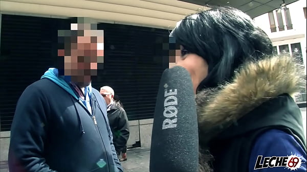 Image Un desconocido de la calle me mete un dildo y despues hago un l&eacute_sbico