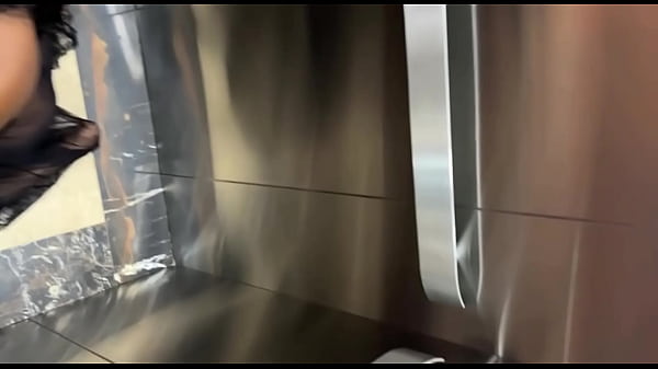 Image I met a stranger in an elevator and she ended up giving me blowjob (full video on xred)