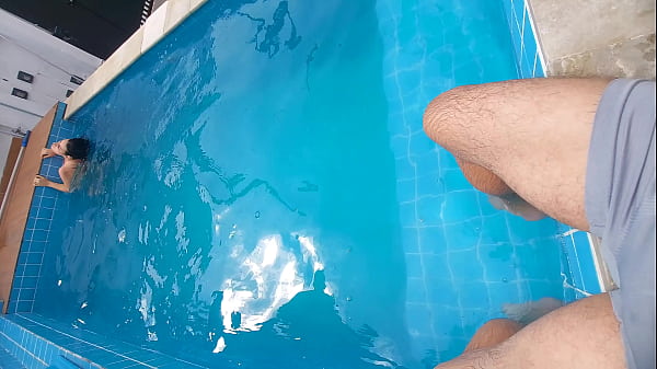 Image Estava com minha meia-irm&atilde_ na piscina, ela ficou surpresa com meu pau duro e ereto
