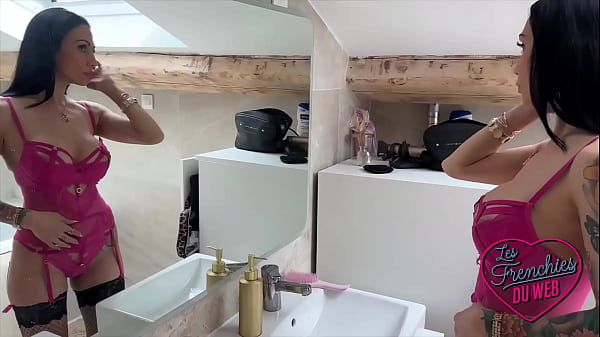 Image Giulia, milf sulfureuse, s'offre deux bites