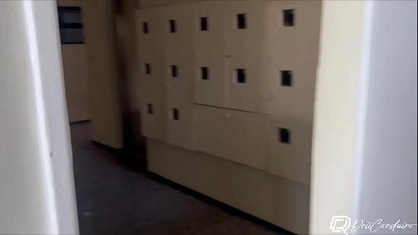 Image Morena gostosa seduziu o pintor e fodeu na sala do apartamento