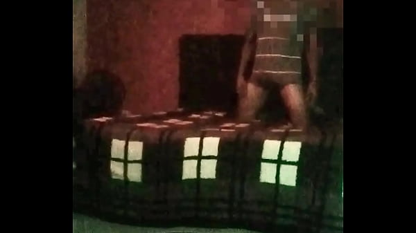 Image Marido filma esposa metendo com neg&atilde_o dotado na cama do casal.
