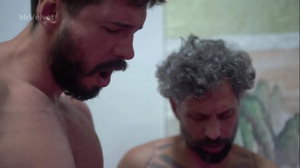 Image Novinha peluda de dread aguentou duas picas no menage / VIDEO COMPLETO XVIDEOSRED OU SHEER