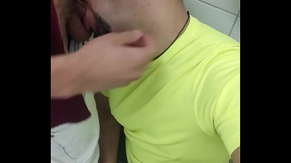 Image Magrelo dotado esporrou jatos de leite no fundo da minha garganta, banheir&atilde_o sempre tem esses put&otilde_es.