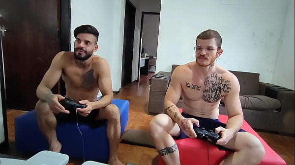 Image Carmona e Hisak jogando video game valendo o toba