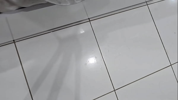 Image O marido saiu eu chamei o namorado pra me foder no quarto, gozei gostoso e ele tbm, me sujou toda de porra!