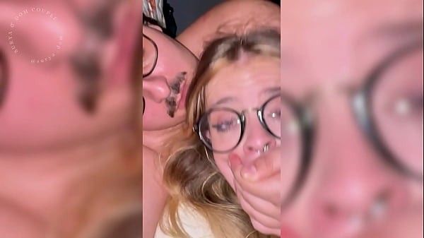 Image loira estudante faz garganta profunda bem babada olhando nos olhos