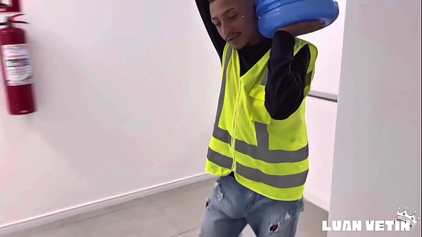 Image Putinho safado pediu &aacute_gua, mais tava doido na rola do entregador !!!
