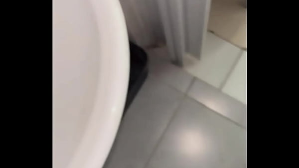 Image Foda no banheiro publico.
