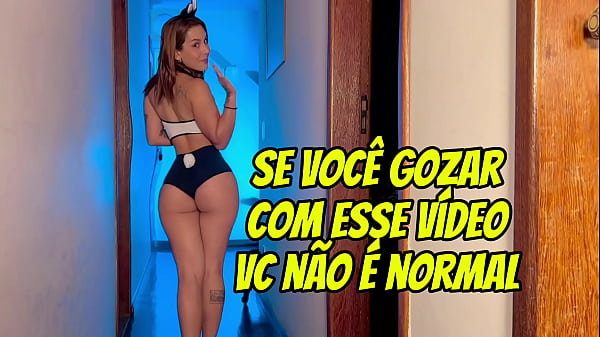 Image Experimentando roupas para usar com outros homens