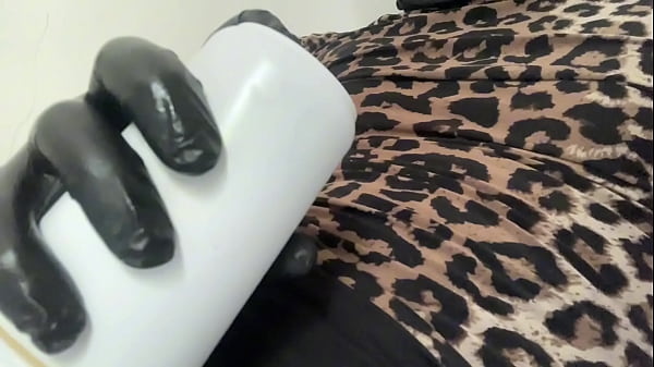 Image Homem solo mijando gostoso e batendo uma punheta gostosa com buceta de plastico caseira melhor video
