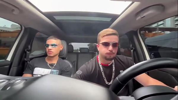 Image Peguei uma carona com um amigo e ele acabou me comendo no carro e gozando na minha cara. - Free