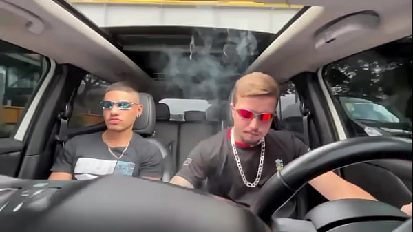 Image Peguei uma carona com um amigo e ele acabou me comendo no carro e gozando na minha cara.