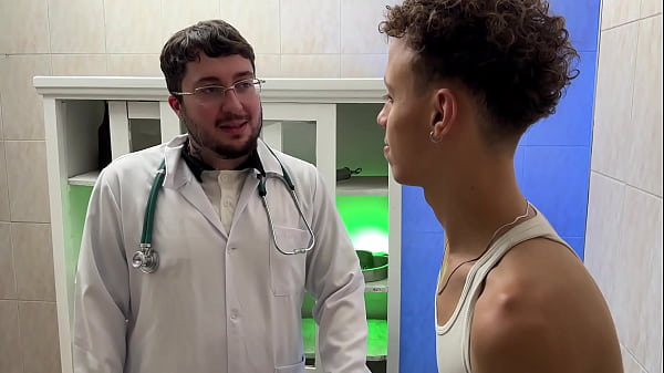 Image M&eacute_dico novinho e passivo ajudou o paciente que estava com medo de sentir um dedo no cu | COMPLETO NO RED