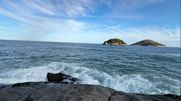 Image Acabei vendo esses dois na maior putaria na praia, e acabei n&atilde_o resistindo em observar e me juntei a eles . Demos 2 leitadas no rabo do puto e ainda pediu leite na boca e tomou tudo .