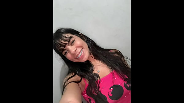 Image N&atilde_o se engane por esse rostinho! Novinha de 18 anos &eacute_ filmada fazendo dupla penetra&ccedil_&atilde_o com 2 homens na favela!
