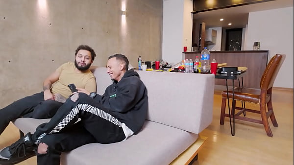 Image DEJAN CONDON EN SU CAMA Y LES HUELE LA VERGA PARA REGA&Ntilde_ARLOS
