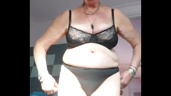 Image Oma neukt harige kut met komkommer