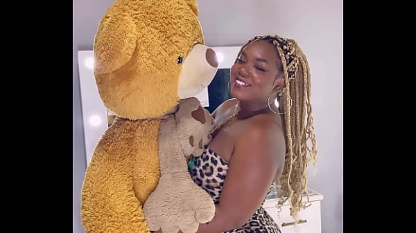 Image Me folle a la hermana puta de mi mejor amigo , a cambio de un oso de peluche