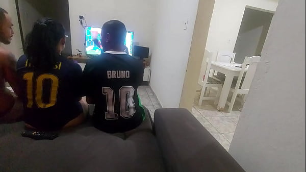 Image apostou a mulher com o amigo e perdeu e ela teve que fazer sexo com o amigo