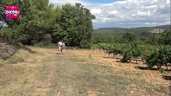 Image Une &eacute_tudiante avec la chatte vraiment poilue aime se faire &eacute_jaculer sur ses poils pubiens !