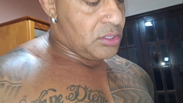 Image MEU SOGRO ENTROU NO MEU QUARTO, E EU ACABEI FUDENDO GOSTOSO COM ELE, ESCONDIDO DO MEU CORNINHO