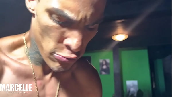 Image Corno filma sua esposa e namorada em orgia com 5 novinhos dotados.