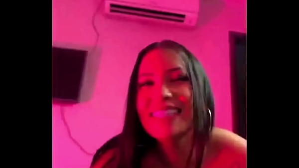 Image Vazou v&iacute_deo da Blogueira asi&aacute_tica em live dando o Cuzinho para BBC Sem camisinha a&iacute_ som de OROCHI E KEVIN O CHRIS