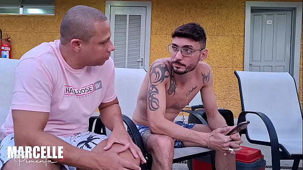 Image C&ocirc_rno sente tes&atilde_o em ver seu amigo pirocudo arrombar o cuzinho apertado de sua mulher!