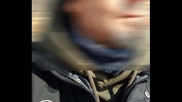 Image je sort ma bite et pisse sur un banc public face a la mer avec des immeubles derri&egrave_re moi,