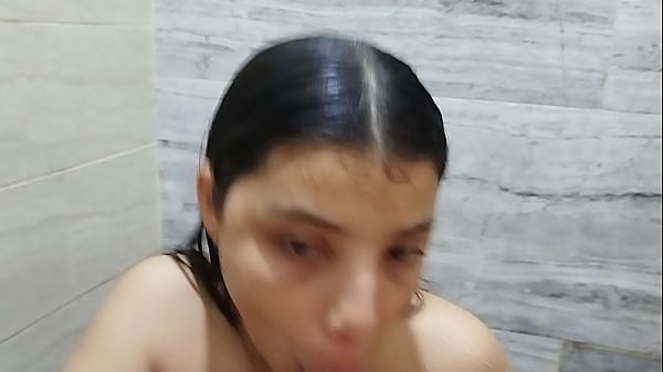 Image hermanastra sexy en su ducha caliente se pone cachonda y su hermanastro la esp&iacute_a, pero ella le da una mamada para tragarse su leche - Porno en espanol