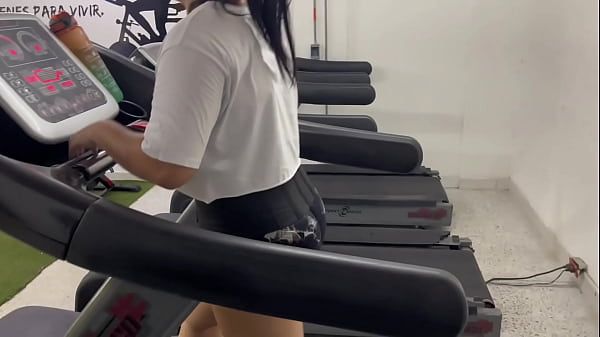 Image La culona del gym se convence de ir a mi casa para follar